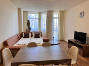 Apartment for 6 in Flora main building - prime location!